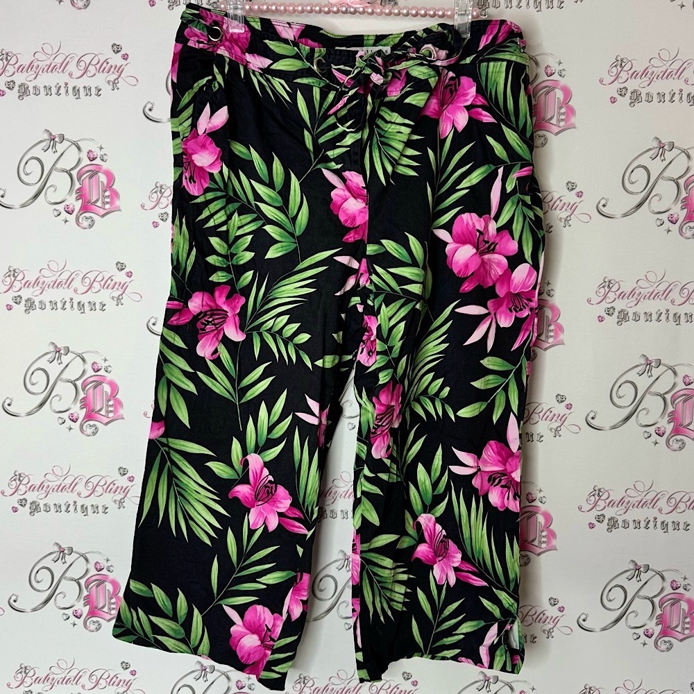 Versailles capri pants tropical jungle bright petals pusher Floral Black Capri